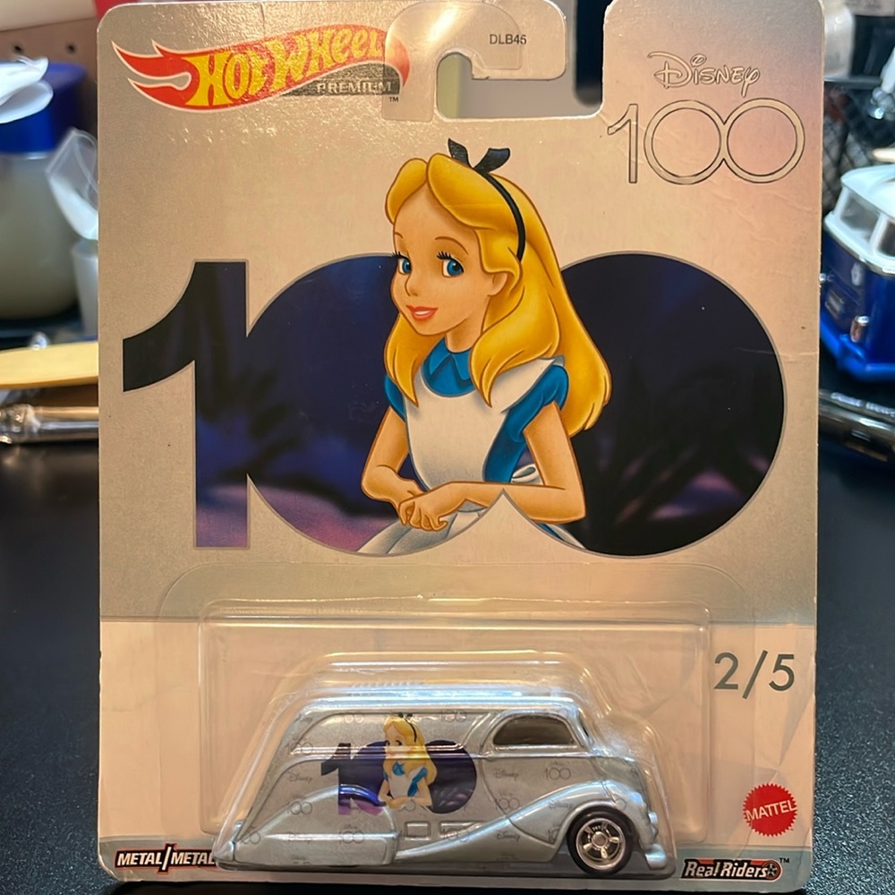 Hot Wheels Disney 100 Alice in Wonderland Alice Deco Delivery, Character Vehicle